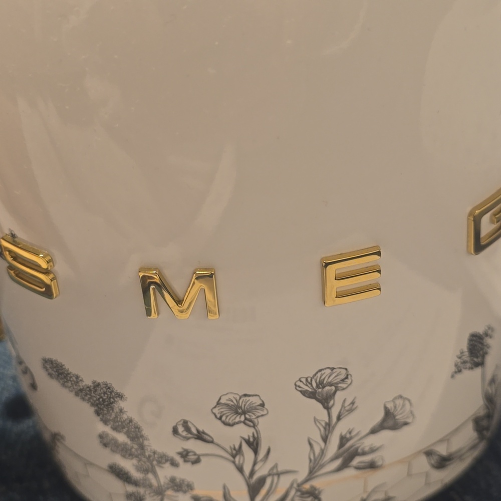 BESTSELLER SMEG Honeycomb Electric Kettle - Picture 13 of 15